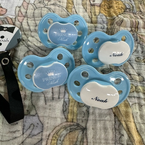 ‘Noah’ pacifiers - Picture 2 of 2